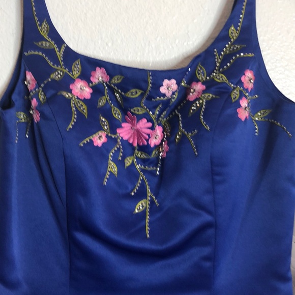 Royal blue formal gown with embroidery - Picture 2 of 4